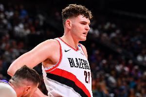 长脸了😀克林根正在夸杨瀚森的进攻天赋 杨瀚森就突破上篮得分