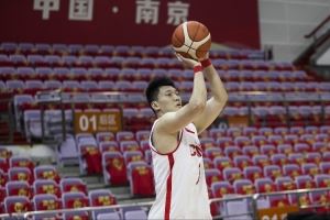 媒体人：雷蒙不占球权能拉开空间&领防 中国男篮需要这样的角色