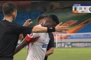 踢裆！奥斯卡蹬到席尔瓦裆部被罚下，VAR介入黄牌改判红牌！
