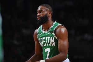 憋坏了这是！杰伦-布朗打满首节 7中4&罚球6中5轰下15分！