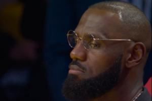 👀在想啥？湖人大比分落后 詹姆斯在场边眯着眼&面无表情